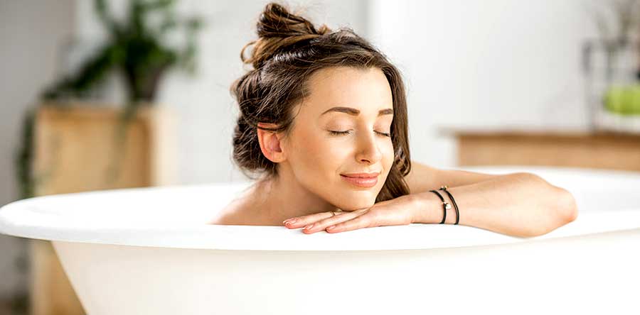 Une femme qui prend soin d'elle dans son bain